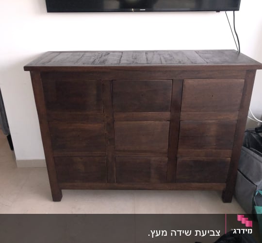 ארון עץ כהה עם דלתות מרובעות